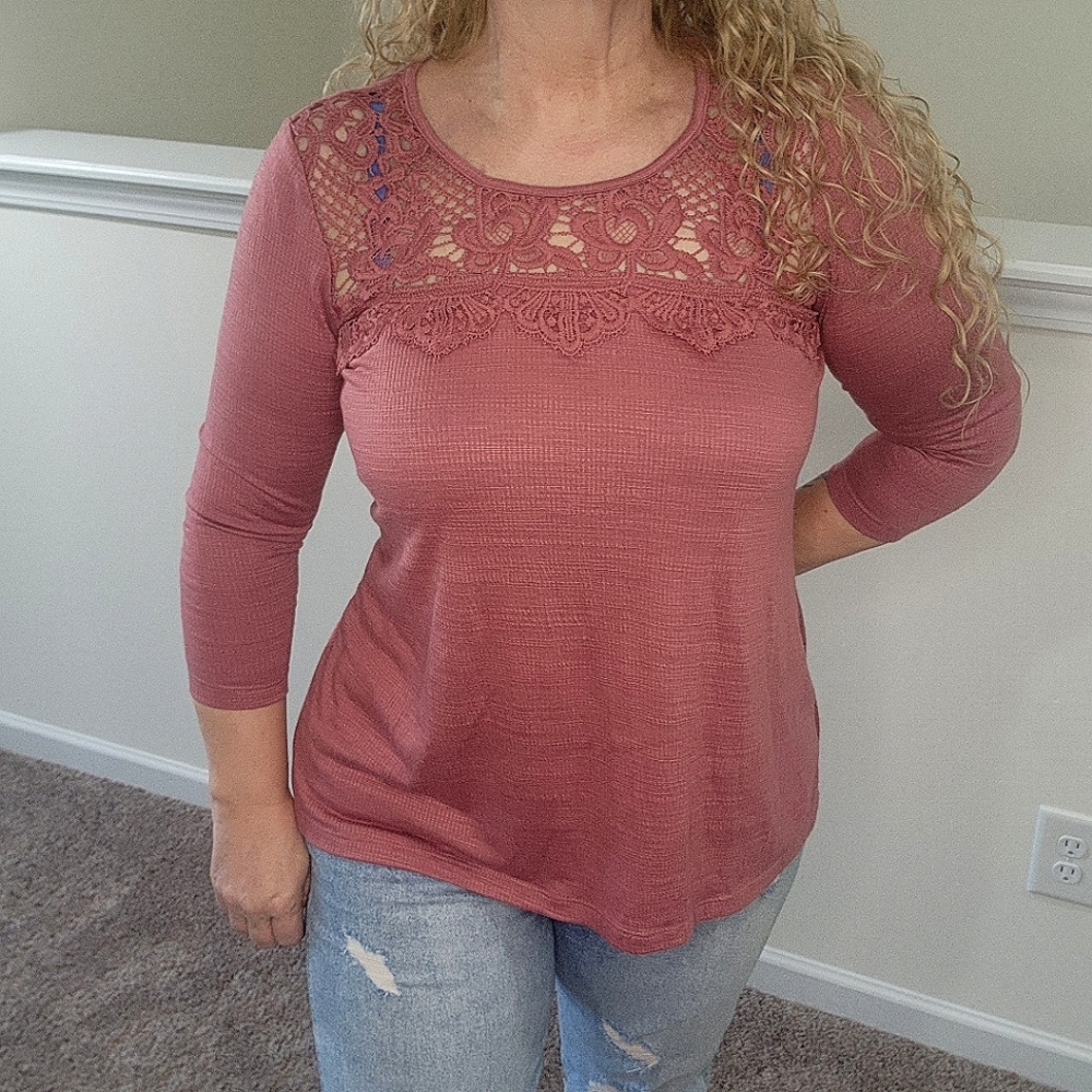 Women's Status by Chenault dusty pink blouse with crochet neckline SZ S